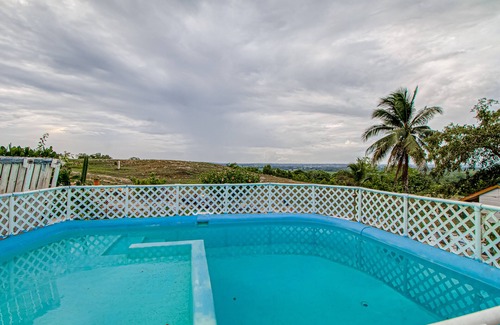 Georgeville Cabina | Scenic hilltop studio with shared plunge pool, kitchenette, AC, & WiFi