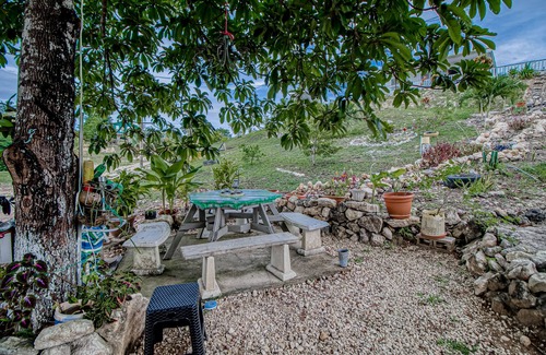 Georgeville Cabina | Scenic hilltop studio with shared plunge pool, kitchenette, AC, & WiFi