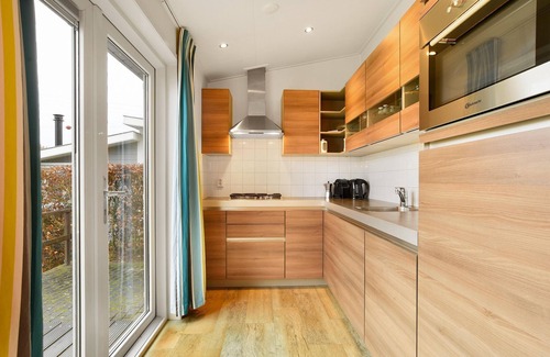 Midlaren Chalet De Esquí | Chalet confortable junto al agua, en un parque