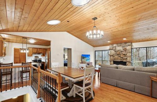Sapphire Casa | Scenic Home with Fire Pit and Sapphire Valley Perks!
