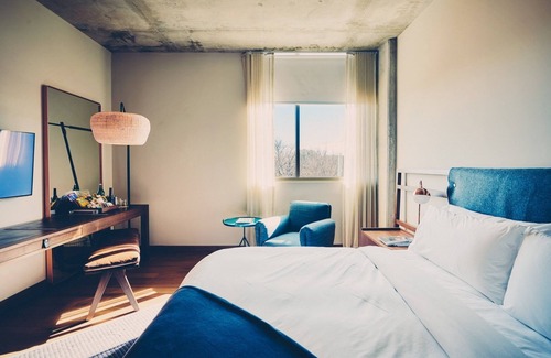 Bouldin Hotel | Scenic Hotel Room in Austin’s Iconic Travis Heights