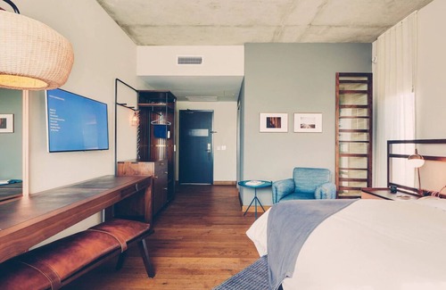 Bouldin Hotel | Scenic Hotel Room in Austin’s Iconic Travis Heights