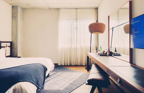 Bouldin Hotel | Scenic Hotel Room in Austin’s Iconic Travis Heights