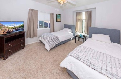Chatsworth Casa | Scenic House in the Hills