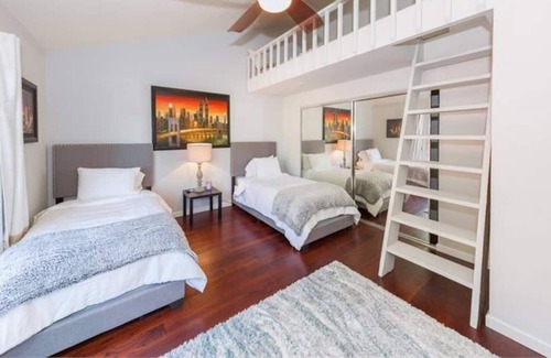 Chatsworth Casa | Scenic House in the Hills