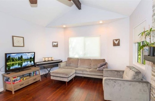 Chatsworth Casa | Scenic House in the Hills