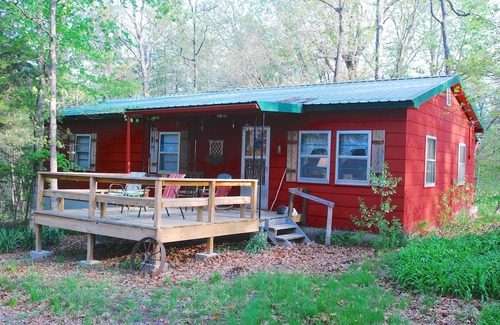 Dixon Cabaña | La pintoresca casa india Bluff Cottage está aislada sobre el valle del río Gasconade