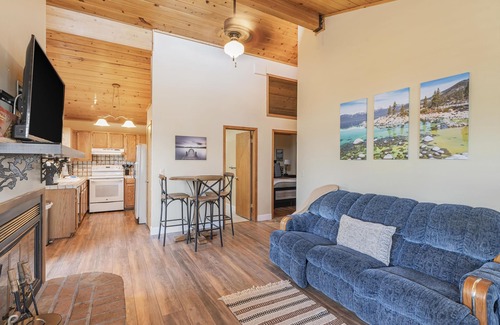 Tahoe Vista Casa | Scenic Lake Views: Snow & Beach Adventures Nearby!