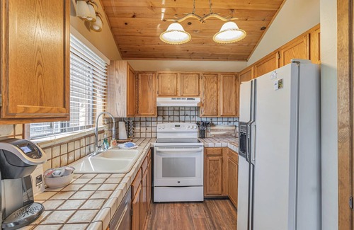 Tahoe Vista Casa | Scenic Lake Views: Snow & Beach Adventures Nearby!