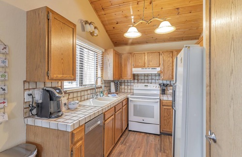 Tahoe Vista Casa | Scenic Lake Views: Snow & Beach Adventures Nearby!