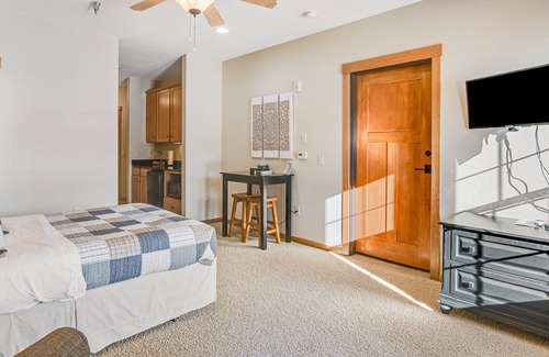 Three Lakes Condominio | Scenic lakefront condo with pool, hot tub, gym & central AC