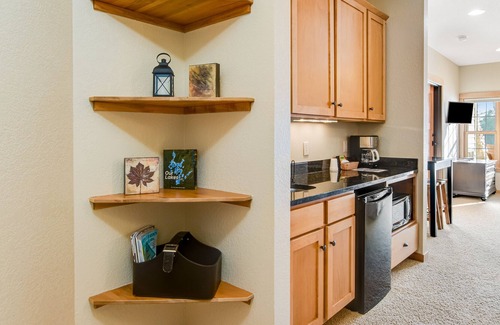 Three Lakes Condominio | Scenic lakefront condo with pool, hot tub, gym & central AC