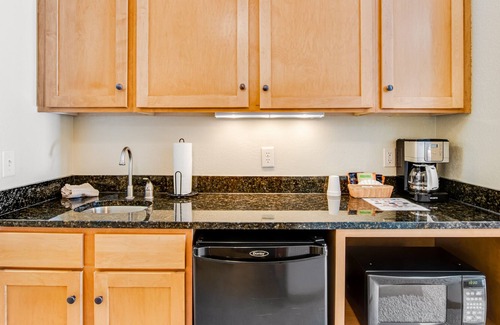 Three Lakes Condominio | Scenic lakefront condo with pool, hot tub, gym & central AC