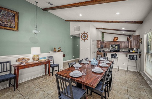 McQueeney Casa | Lakefront | Fire pit | Outdoor kitchen