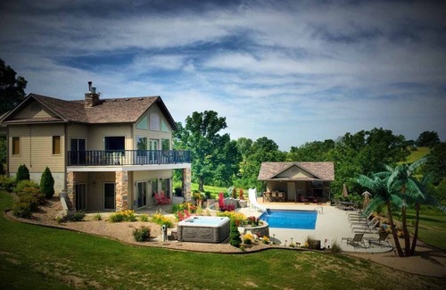 Belle Casa | Castillo escénico junto al lago con piscina climatizada, bañera de hidromasaje y cocina al aire libre, TV-chimenea