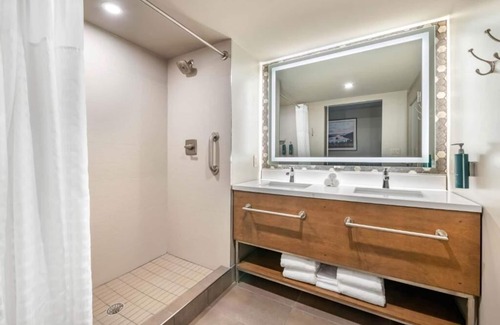 South Lake Tahoe Hotel | Scenic Lakeview Retreat: Heated Pool, Rooftop Tennis, Free Parking