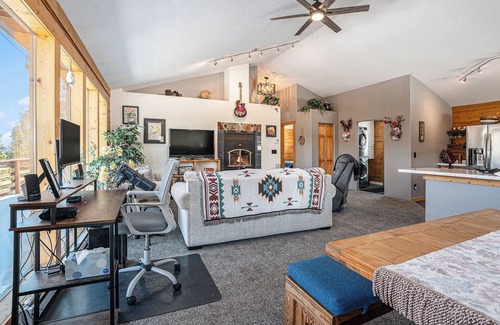 Saint Mary's Cabina | Scenic Mountain Retreat in Idaho Springs