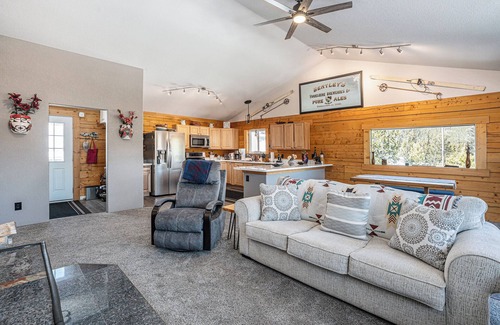 Saint Mary's Cabina | Scenic Mountain Retreat in Idaho Springs