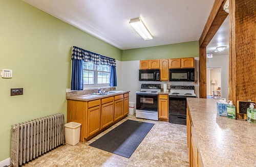 Waynesboro Casa | Scenic Mountain Top Retreat with 28 Beds
