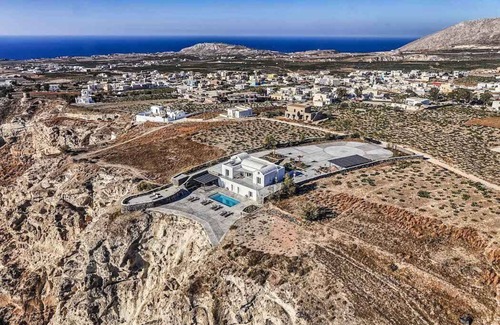 Megalochori Casa | SCENIC MOUNTAINOUS COASTLINE IN TRADITIONAL VILLAGE OF SANTORINI