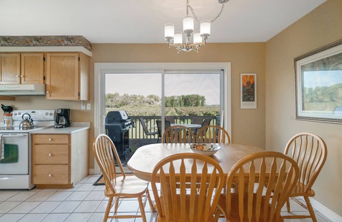 Niagara-on-the-Lake Otro | Scenic Niagara Vineyard Farm Home for up to 9ppl