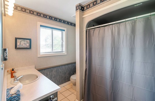 Niagara-on-the-Lake Otro | Scenic Niagara Vineyard Farm Home for up to 9ppl