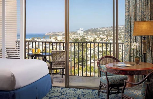 Crown Point Hotel | Scenic Pacific King Room Escape | Catamaran Beach Resort