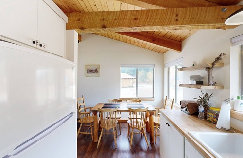 Sula Cabina | Scenic retreat w/two cabins, abundant wildlife, forest views, & fishing