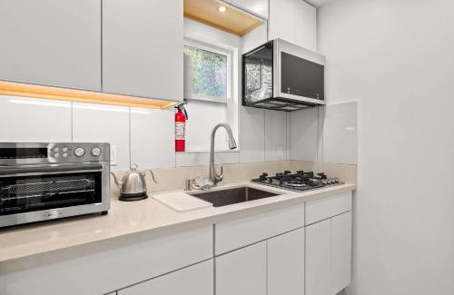 Atwater Village Apartamento | Scenic Retreat with Deck & Stunning Views in LA