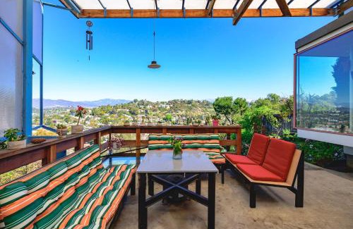 Atwater Village Apartamento | Scenic Retreat with Deck & Stunning Views in LA