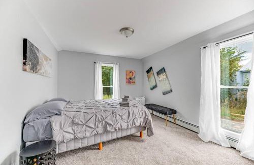 Costigan Apartamento | Scenic Riverside - 4 BD - Parking Available