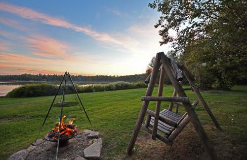 Crivitz Casa | Scenic & Serene Lakefront Cottage With Wood Stove