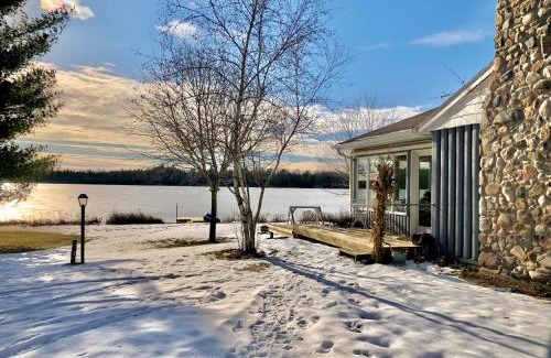 Crivitz Casa | Scenic & Serene Lakefront Cottage With Wood Stove