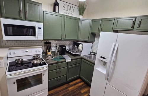 Decatur Apartamento | Scenic Serene Stocked Spacious Studio 65in Smart TV WiFi Laundry Kitchen & Patio