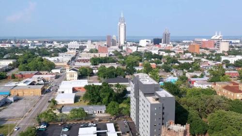 Central Business District Apartamento | Scenic Serenity, dtown, gym, free parking