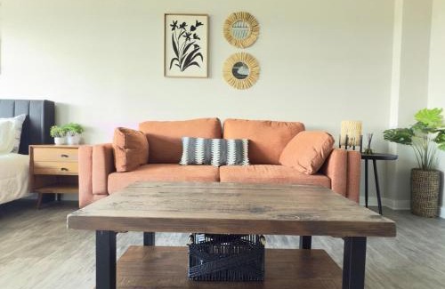 Central Business District Apartamento | Scenic Serenity, dtown, gym, free parking