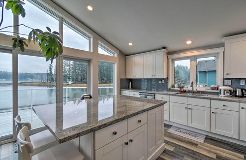 Allyn Casa | Scenic & Spacious Getaway on North Bay w/ Deck!