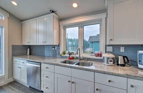 Allyn Casa | Scenic & Spacious Getaway on North Bay w/ Deck!