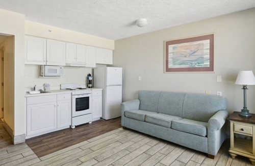 Panama City Beach Hotel | Scenic Stay at Holiday Terrace Beachfront Hotel – Ocean View, Pets, Parking!