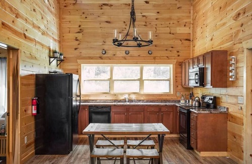 Rogers Cabina | Scenic Sunset Cabin RRG|Central|HotTub|Pets