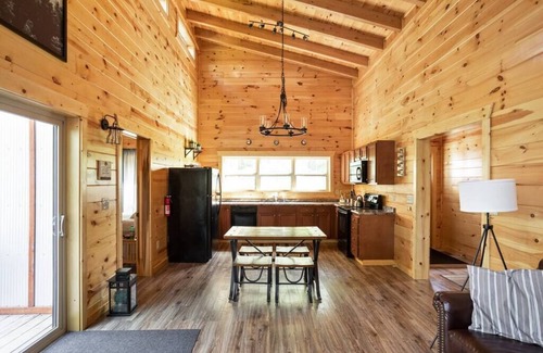 Rogers Cabina | Scenic Sunset Cabin RRG|Central|HotTub|Pets