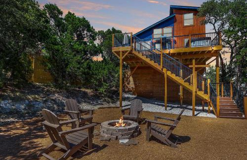 Canyon Lake Casa | Scenic Treehouse