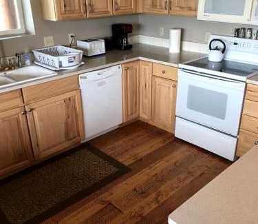 Cameron Casa | Scenic Vacation Cabin with 360° Mountain Views near Yellowstone National Park in Madison River Valley, Montana