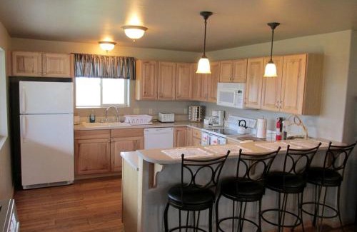Cameron Casa | Scenic Vacation Cabin with 360° Mountain Views near Yellowstone National Park in Madison River Valley, Montana