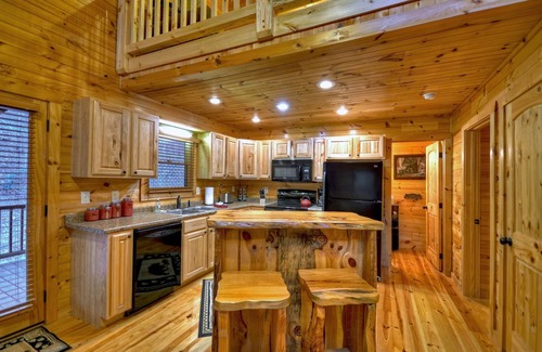 Morganton Cabina | Scenic Views, Hot Tub Soaks, Firepit Roasts, Cookouts & Nearby Adventures - Cardinal's Crossing