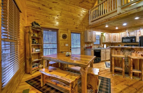 Morganton Cabina | Scenic Views, Hot Tub Soaks, Firepit Roasts, Cookouts & Nearby Adventures - Cardinal's Crossing