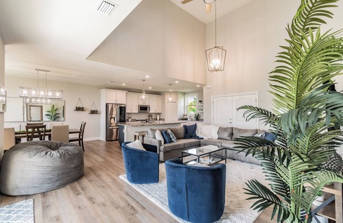 Southside Rural Community Casa | Scenic Waterfront Views, Family Pool Retreat, Games !3min Tampa Bay Boat Launch!