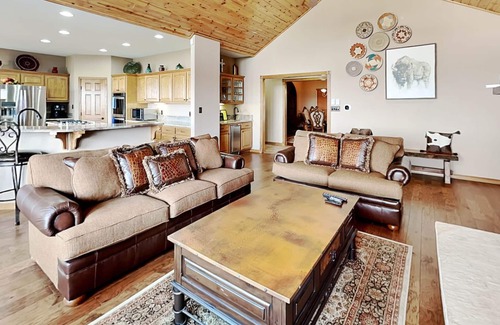 Alto Casa | Scenic Wine Down | Luxe Mountain Retreat + Views & Hot Tub!