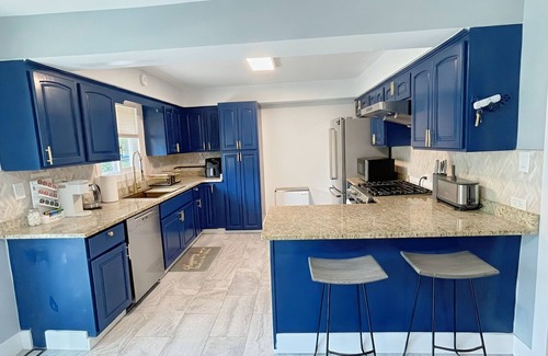 Forestview Casa | Schaumburg Modern 4BR Farmhouse w/Private Master & Sleeps 9. Families & groups