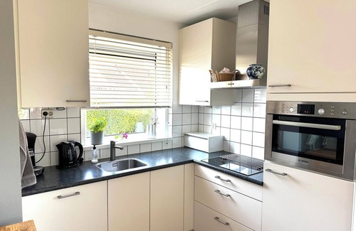 Breskens Casa | Scheldeveste 256 is a detached 6-person bungalow with approx. 102m2 of living comfort with attached conservatory and a lovely garden. The terrace with conservatory is located on the south side of the house.